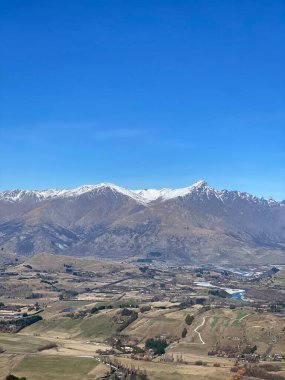 Remarkables sıradağlarının fotoğrafı Güney Alplerdeki Coronet Peak 'ten izleniyor Queenstown, Otago, Yeni Zelanda' nın güney adası.