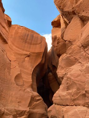 Navajo Yukarı Antilop Kanyonu 'nun arka girişinin fotoğrafı. Powell Gölü' ndeki Navajo Kabile Parkı. Page yakınlarında..