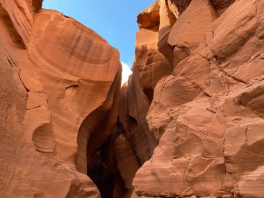 Navajo Yukarı Antilop Kanyonu 'nun arka girişinin fotoğrafı. Powell Gölü' ndeki Navajo Kabile Parkı. Page yakınlarında..