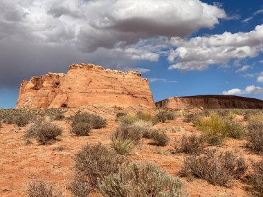 Kuzey Arizona 'da Glen Canyon Ulusal Rekreasyon Alanı' nda, Lechee, Arizona 'nın doğusunda, Amerika Birleşik Devletleri' nin doğusunda kaya oluşumlarının fotoğrafı..