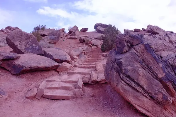 Moab, Utah, Amerika Birleşik Devletleri 'ndeki Arches Ulusal Parkı içindeki kaya oluşumlarının fotoğrafı.