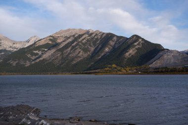 Bow Nehri 'nin bir kısmını oluşturan Lac des Arcs gölünün fotoğrafı Kanada Alberta' daki Kanada Rocky Dağları 'ndaki Banff Ulusal Parkı' nın içinde yer alıyor..