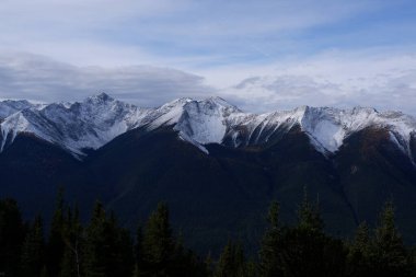 Kanada Alberta 'daki Banff Ulusal Parkı' ndaki Kanada Kayalık Dağları 'nda Sundance Sıradağlarının Fotoğrafı.