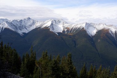 Kanada Alberta 'daki Banff Ulusal Parkı' ndaki Kanada Kayalık Dağları 'nda Sundance Sıradağlarının Fotoğrafı.