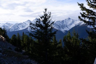 Kanada Alberta 'daki Banff Ulusal Parkı' ndaki Kanada Kayalık Dağları 'nda Sundance Sıradağlarının Fotoğrafı.
