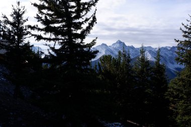 Kanada Alberta 'daki Banff Ulusal Parkı' ndaki Kanada Kayalık Dağları 'nda Sundance Sıradağlarının Fotoğrafı.