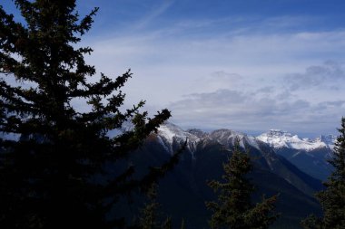 Kanada Alberta 'daki Banff Ulusal Parkı' ndaki Kanada Kayalık Dağları 'nda Sundance Sıradağlarının Fotoğrafı.