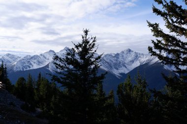 Kanada Alberta 'daki Banff Ulusal Parkı' ndaki Kanada Kayalık Dağları 'nda Sundance Sıradağlarının Fotoğrafı.