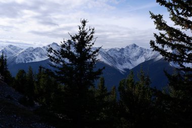 Kanada Alberta 'daki Banff Ulusal Parkı' ndaki Kanada Kayalık Dağları 'nda Sundance Sıradağlarının Fotoğrafı.