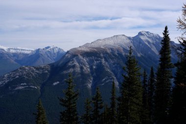 Kanada Alberta 'daki Banff Ulusal Parkı' ndaki Bow Valley 'deki Rundle Dağı' nın fotoğrafı.