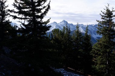 Kanada Alberta 'daki Banff Ulusal Parkı' ndaki Kanada Kayalık Dağları 'nda Sundance Sıradağlarının Fotoğrafı.