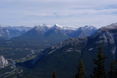 Bow Vadisi, Bow Nehri, Minnewanka Gölü, Tünel Dağı ve Kanada Alberta 'daki Banff Ulusal Parkı içindeki Rundle Dağı' nın fotoğrafı.
