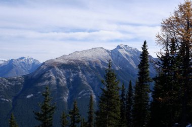 Kanada Alberta 'daki Banff Ulusal Parkı' ndaki Bow Valley 'deki Rundle Dağı' nın fotoğrafı.