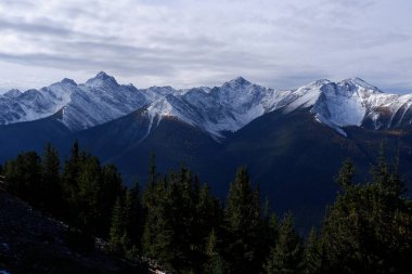 Kanada Alberta 'daki Banff Ulusal Parkı' ndaki Kanada Kayalık Dağları 'nda Sundance Sıradağlarının Fotoğrafı.