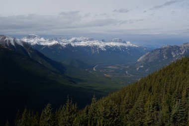Kanada Alberta 'daki Banff Ulusal Parkı' ndaki Kanada Kayalık Dağları 'nda Sundance Sıradağlarının Fotoğrafı.