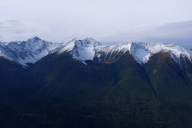 Kanada Alberta 'daki Banff Ulusal Parkı' ndaki Kanada Kayalık Dağları 'nda Sundance Sıradağlarının Fotoğrafı.