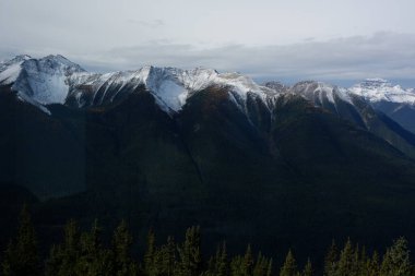 Kanada Alberta 'daki Banff Ulusal Parkı' ndaki Kanada Kayalık Dağları 'nda Sundance Sıradağlarının Fotoğrafı.