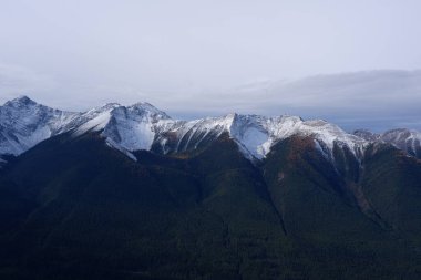 Kanada Alberta 'daki Banff Ulusal Parkı' ndaki Kanada Kayalık Dağları 'nda Sundance Sıradağlarının Fotoğrafı.