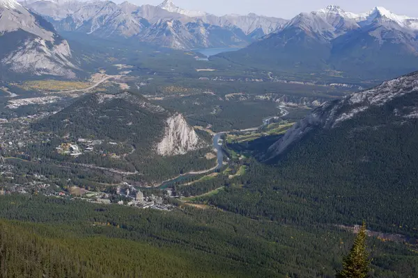 Bow Vadisi, Bow Nehri, Minnewanka Gölü, Tünel Dağı ve Kanada Alberta 'daki Banff Ulusal Parkı içindeki Rundle Dağı' nın fotoğrafı.