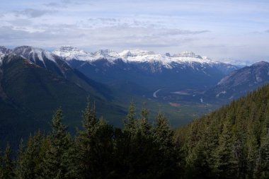 Bourgeau Dağı, Brett Dağı, Pilot Tepesi ve Kanada Alberta 'daki Banff Ulusal Parkı' ndaki Mount Temple ile Sundance Sıradağının Fotoğrafı.