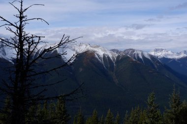 Bourgeau Dağı, Brett Dağı, Pilot Tepesi ve Kanada Alberta 'daki Banff Ulusal Parkı' ndaki Mount Temple ile Sundance Sıradağının Fotoğrafı.