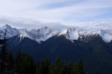 Bourgeau Dağı, Brett Dağı, Pilot Tepesi ve Kanada Alberta 'daki Banff Ulusal Parkı' ndaki Mount Temple ile Sundance Sıradağının Fotoğrafı.