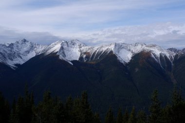 Bourgeau Dağı, Brett Dağı, Pilot Tepesi ve Kanada Alberta 'daki Banff Ulusal Parkı' ndaki Mount Temple ile Sundance Sıradağının Fotoğrafı.