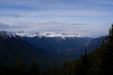 Bourgeau Dağı, Brett Dağı, Pilot Tepesi ve Kanada Alberta 'daki Banff Ulusal Parkı' ndaki Mount Temple ile Sundance Sıradağının Fotoğrafı.