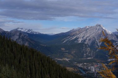 Cascade Dağı 'nın, Bow Vadisi' nin, Bow Nehri 'nin, Tünel Dağı' nın ve Kanada 'nın Alberta kentindeki Banff Ulusal Parkı' nın fotoğrafları.