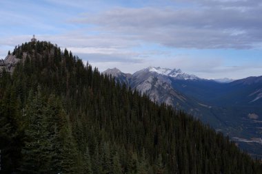 Cascade Dağı 'nın, Bow Vadisi' nin, Bow Nehri 'nin, Tünel Dağı' nın ve Kanada 'nın Alberta kentindeki Banff Ulusal Parkı' nın fotoğrafları.