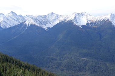 Bourgeau Dağı, Brett Dağı, Pilot Tepesi ve Kanada Alberta 'daki Banff Ulusal Parkı' ndaki Mount Temple ile Sundance Sıradağının Fotoğrafı.