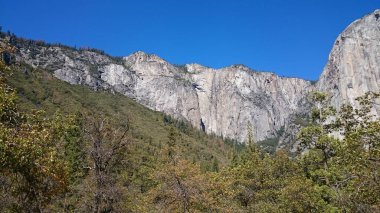 Fotoğraf: El Capitan 'ın Yosemite Ulusal Parkı, Kaliforniya' nın doğu kesimindeki Tuolumne Çayırı 'nda çekilmiş. .