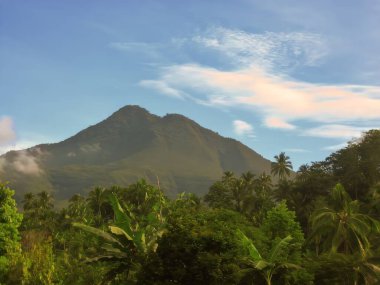 Filipinler 'in Negros bölgesindeki Cuernos de Negros olarak bilinen Talinis Dağı' nın fotoğrafı