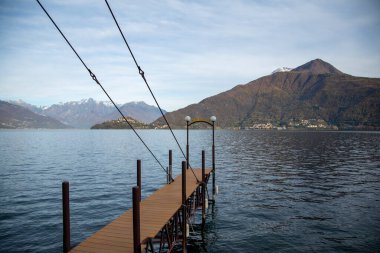 Göl boyunca uzanan iskele, manzara manzarası.