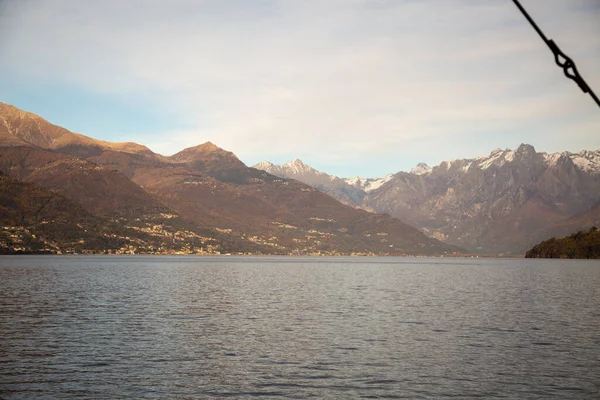 背景に山と湖の風景 水平方向のビュー — ストック写真