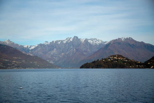 以高山为背景的湖泊景观 横向景观 — 图库照片