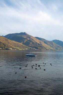 Gölde yalnız bir tekne, gün batımı ışığı, yatay manzara.