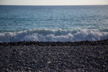 Gün batımı ışığı altındaki deniz dalgalarının görüntüsü, manzara manzarası