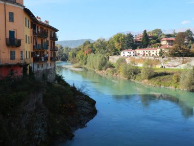 Köprü ve kasaba ile nehir manzarası, dikey görünüm