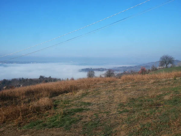 蓝天下多雾的群山景观 风景景观 — 图库照片