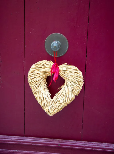 Herz Aus Heu Über Roter Tür Nahaufnahme — Stockfoto