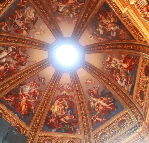 Prachtige Kerk Koepel Met Fresco Schilderijen Detail — Stockfoto