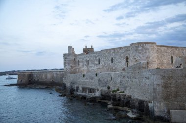Syracuse 'daki Ortigia kışlası, Akdeniz üzerindeki eski kale.