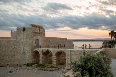 Syracuse 'daki Ortigia kışlası, Akdeniz üzerindeki eski kale.