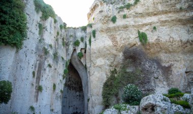 Syracuse, Sicilya 'daki Latomie: Eski Yunan taş ocakları da antik çağda savaş hapishanesi olarak kullanılırdı