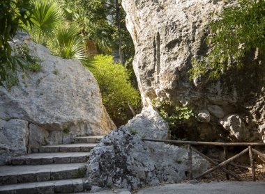 Syracuse, Sicilya 'daki Latomie: Eski Yunan taş ocakları da antik çağda savaş hapishanesi olarak kullanılırdı