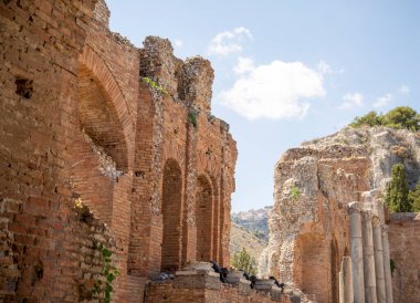 Taormina Yunan Tiyatrosu: Sicilya 'daki eski harika binanın kalıntıları