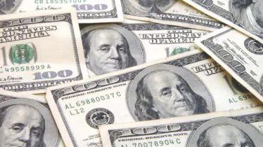 Birkaç yüz dolarlık banknotun görüntüsü Beyaz Arkaplan 'a doğru yayılıyor