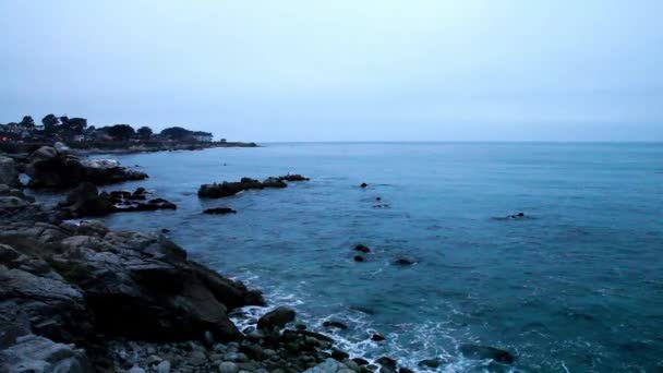 Rocky Shore Yumuşak Okyanus Dalgaları Akşam Öncesi Pasifik Korusu Kaliforniya — Stok video