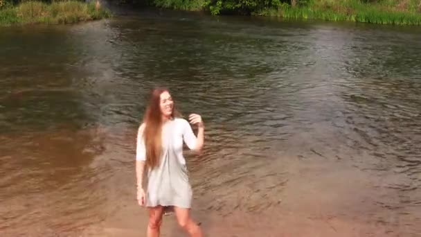 Vit Tonåring Kvinna Går Framför Floden Grå Klänning Stående Och — Stockvideo